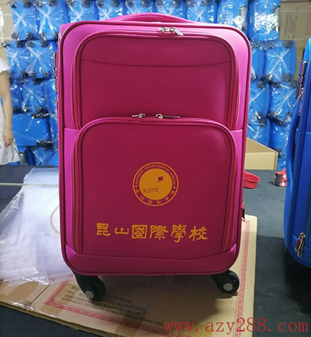 愛自由箱包為昆山國際學(xué)校定制環(huán)保學(xué)生書包